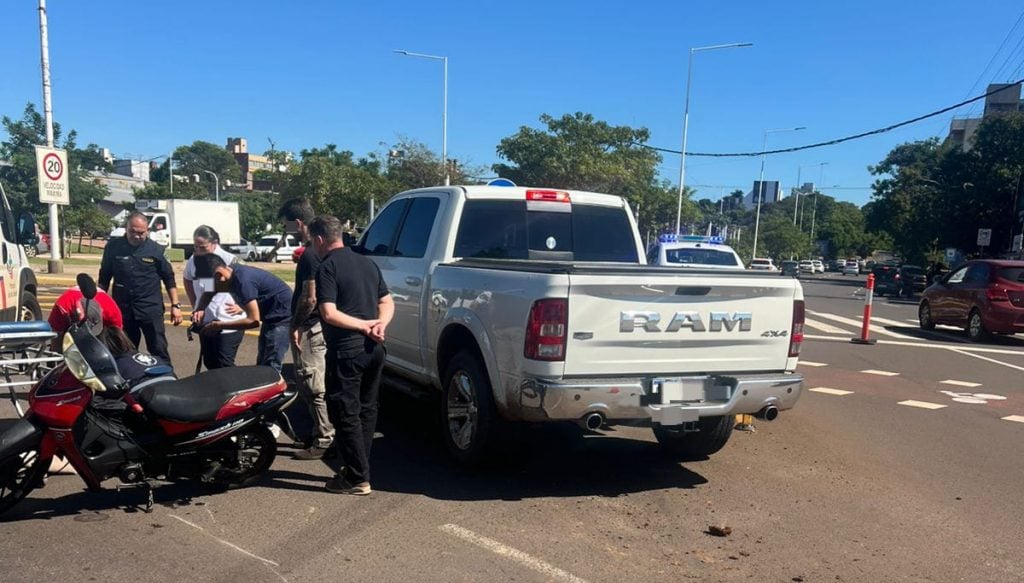 Una mujer resultó herida tras chocar con su moto en una rotonda