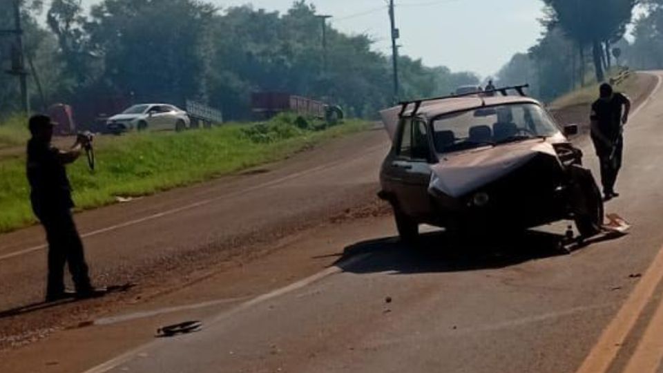choque entre un auto y un camión sobre la Ruta 12 en Eldorado