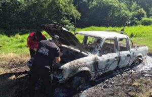 detuvieron a un hombre tras incendiar la camioneta de su hermano