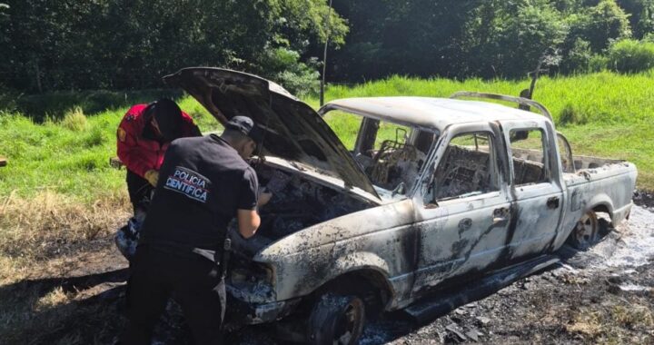 detuvieron a un hombre tras incendiar la camioneta de su hermano
