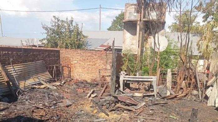 un incendio consumió por completo una vivienda y un taller de carpintería