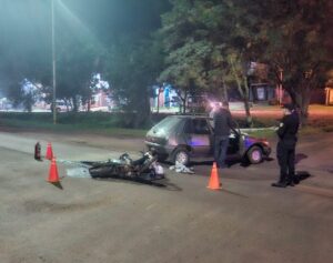 Choque entre un auto y moto terminó con una mujer y su hija de 14 años hospitalizadas
