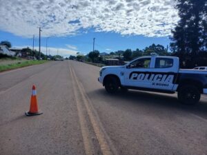 Dos adolescentes heridos tras un choque entre moto y camioneta