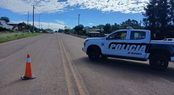 Dos adolescentes heridos tras un choque entre moto y camioneta