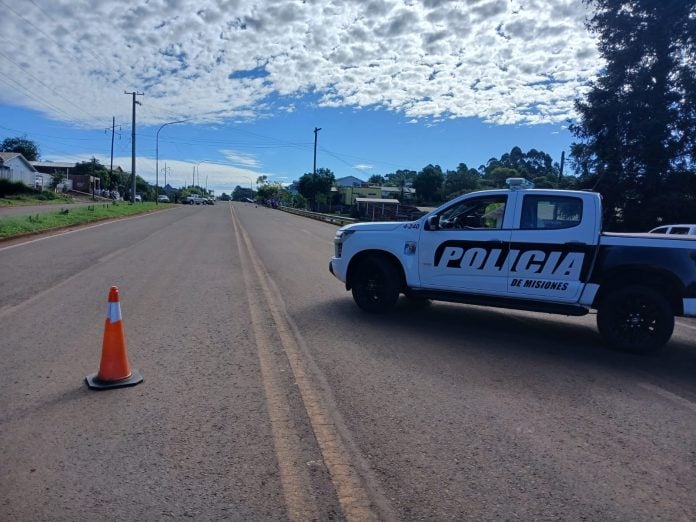 Dos adolescentes heridos tras un choque entre moto y camioneta