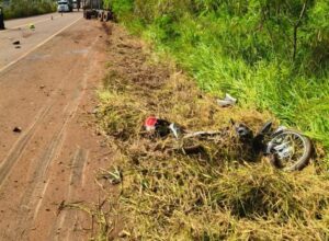 Dos heridos graves durante un choque entre una moto y un camión