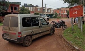 Siniestro vial entre un auto y una motocicleta dejó dos jóvenes lesionados en Eldorado