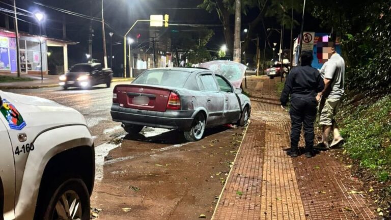 Un auto se incendió por completo sobre la avenida San Martín en Eldorado