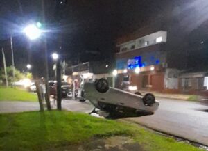 Un auto terminó volcado en plena calle después de un choque