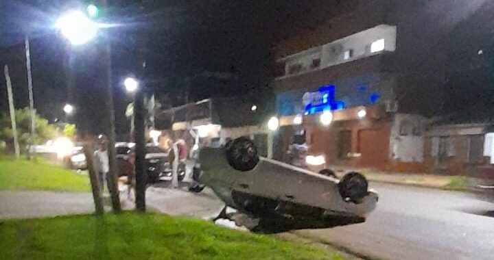 Un auto terminó volcado en plena calle después de un choque