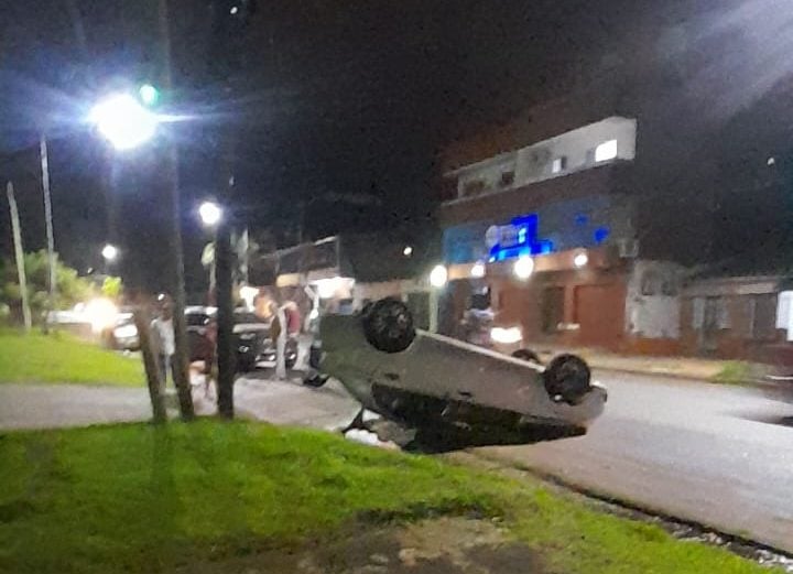 Un auto terminó volcado en plena calle después de un choque