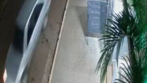 Un conductor chocó una moto estacionada y se dio a la fuga en Eldorado