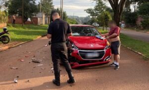 Un conductor resultó herido tras chocar contra un auto estacionado