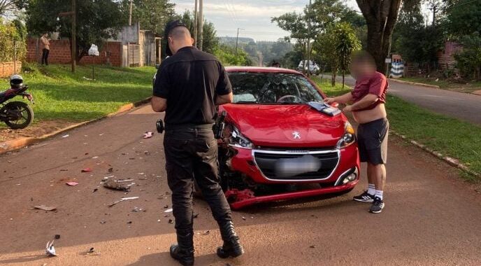 Un conductor resultó herido tras chocar contra un auto estacionado