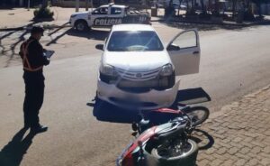 Un joven de 21 años terminó herido tras el choque entre una moto y un auto