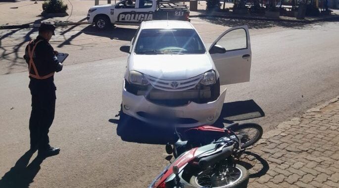 Un joven de 21 años terminó herido tras el choque entre una moto y un auto