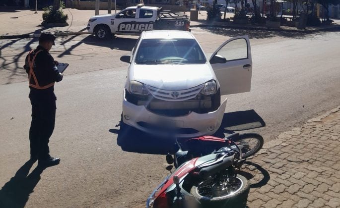 Un joven de 21 años terminó herido tras el choque entre una moto y un auto