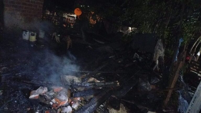 Una casa se incendió por completo e investigan si fue intencional