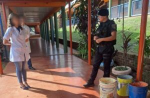 Una culebra apareció dentro de una escuela