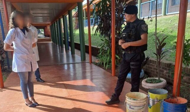 Una culebra apareció dentro de una escuela