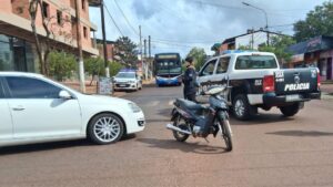 Una mujer y su hijo resultaron heridos tras un choque entre una moto y un auto en el Km 10 de Eldorado