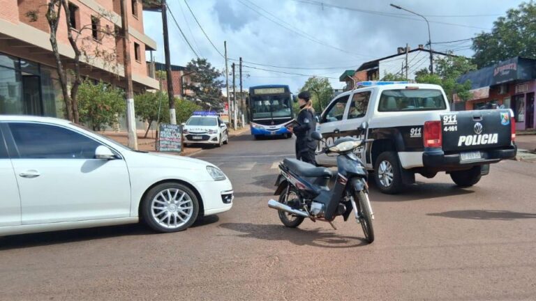 Una mujer y su hijo resultaron heridos tras un choque entre una moto y un auto en el Km 10 de Eldorado