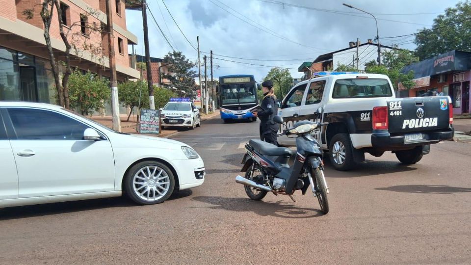 Una mujer y su hijo resultaron heridos tras un choque entre una moto y un auto en el Km 10 de Eldorado