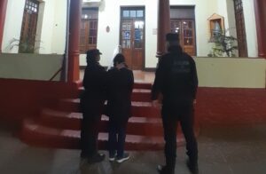 docente acusada de usar la tarjeta de una compañera para gastar