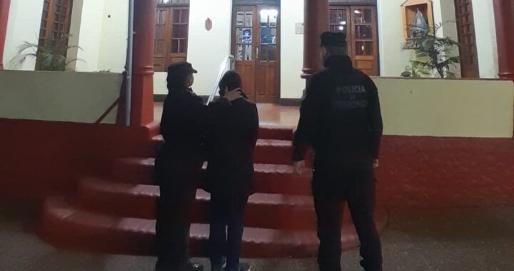 docente acusada de usar la tarjeta de una compañera para gastar