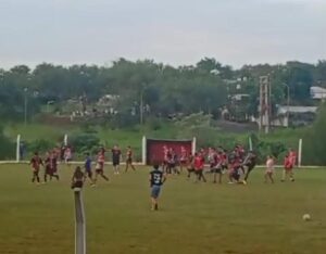 jugador de fútbol internado tras recibir una patada en la cabeza