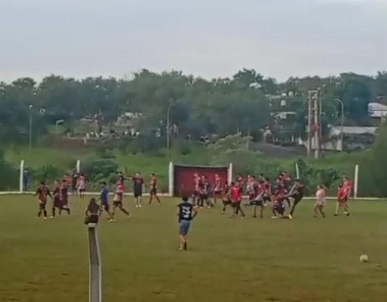jugador de fútbol internado tras recibir una patada en la cabeza