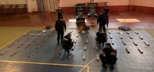 narcos abandonaron más de 70 kilos de marihuana en un monte