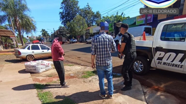 Buscan a motociclista que escapó tras chocar con un automóvil en Eldorado