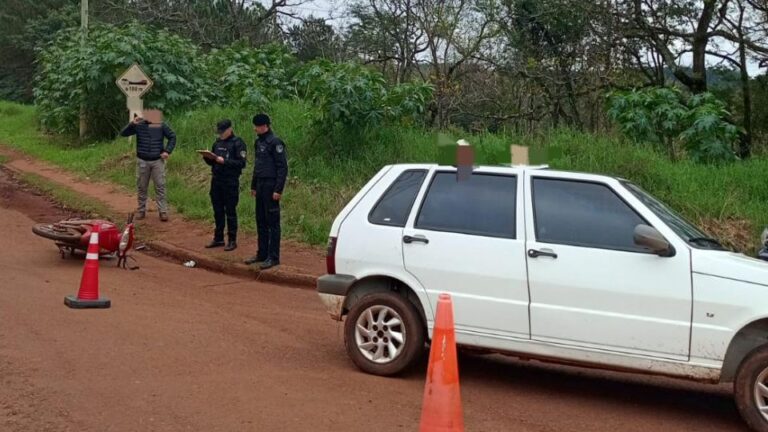 Choque entre auto y moto dejó un herido en el kilómetro 8 de Eldorado