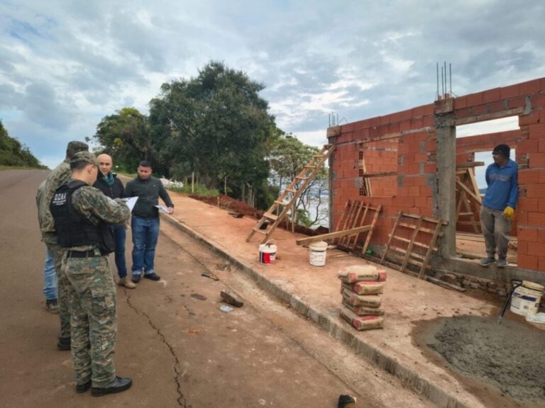 Ecología paralizó una obra sobre la costa del Paraná y secuestró materiales en Candelaria