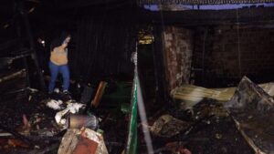 Acción Social asiste a la familia que perdió su casa en un incendio en Eldorado