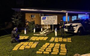 Hallaron cinco bultos con 146 panes de marihuana durante un operativo de Prefectura