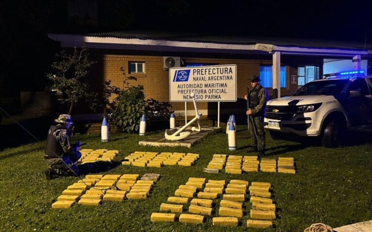 Hallaron cinco bultos con 146 panes de marihuana durante un operativo de Prefectura