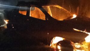 Investigan el incendio de una camioneta que quedó destruida en Puerto Piray