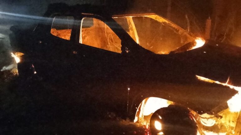 Investigan el incendio de una camioneta que quedó destruida en Puerto Piray