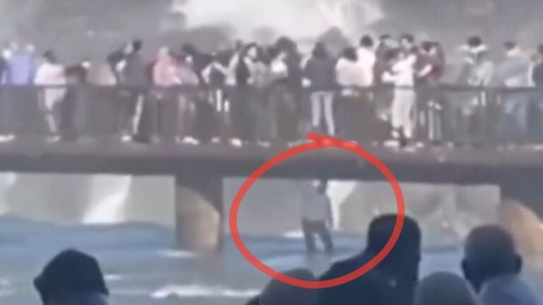 Expulsaron al turista que arriesgó su vida para recuperar un celular en las Cataratas del Iguazú