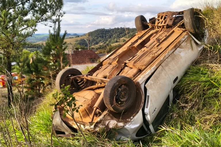 Un argentino resultó herido tras despistar y caer con su auto a una zanja de 15 metros en Brasil