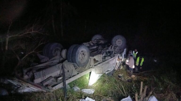 Volcó un camión en la “Curva de la Muerte” y el cinturón de seguridad le salvó la vida al conductor