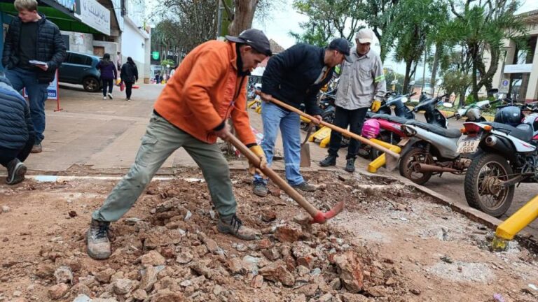 Avanzan las obras de veredas en avenida Córdoba y calle Martín Fierro para mejorar la seguridad peatonal en Eldorado