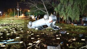 Despistó con su auto tras intentar esquivar dos motocicletas y terminó hospitalizado