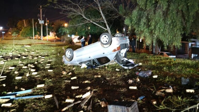 Despistó con su auto tras intentar esquivar dos motocicletas y terminó hospitalizado
