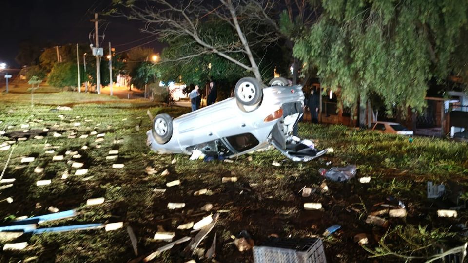 Despistó con su auto tras intentar esquivar dos motocicletas y terminó hospitalizado