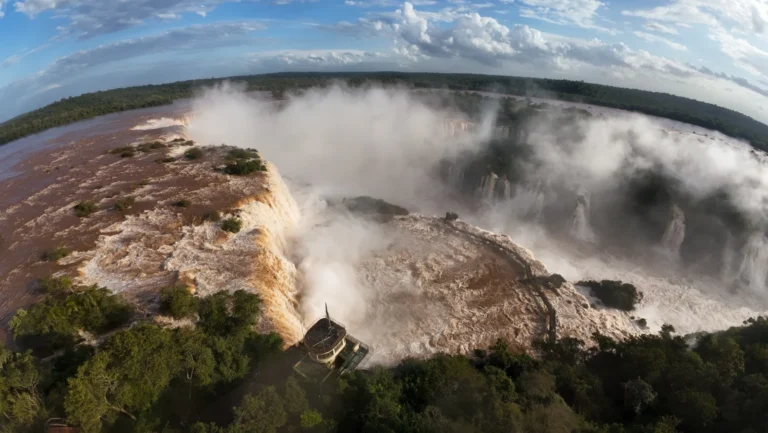 En Brasil también cerraron las pasarelas de las Cataratas del Iguazú por la crecida del río