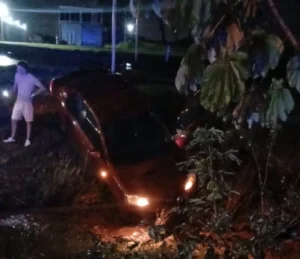 Un automóvil despistó tras cruzar un espejo de agua en Garupá