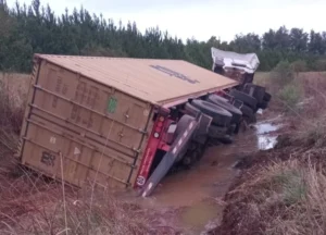 Un camión despistó al intentar esquivar un objeto sobre la Ruta Nacional 14